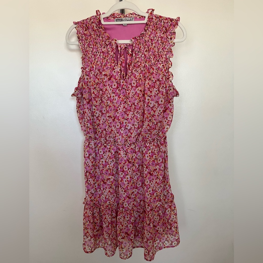 Beautiful mini pink floral dress, small tie in the front, can be open or tied